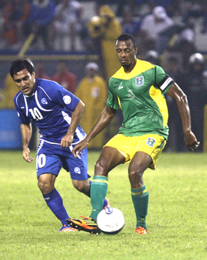  Rumbo a La Copa Mundo 2010: El Salvador 2 Guyana 2. Captain-Ricky-Shakes-make-a-pass-during-Guyana’s-2-2-draw-with-El-Salvador-Friday.