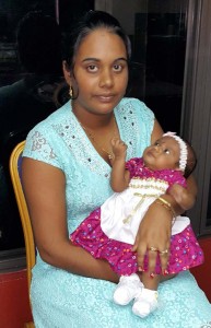  Samantha Persaud with her baby daughter Isabella