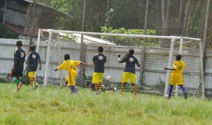 Herstelling Raiders goalie Kandoo James is beaten by Joshua Lynch in the 22nd minute.