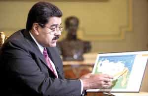 Venezuelan President Nicolás Maduro points on a map to the border between Venezuela and Guyana, at the presidential palace in Caracas, Venezuela, on July 8, 2015. [EPA/MIRAFLORES PRESS HANDOUT)