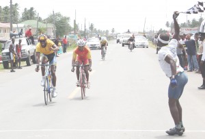 Warren ‘Forty’ Mc Kay (left) showing the victory sign as he approaches the line ahead of Robin Persaud and Geron Williams. (Franklin Wilson photo)