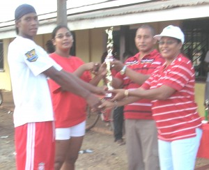 Megan Thomas (right) presents Sheldon Cupido with the trophy for their win, while Alex Charlie (2nd right) hands over the ladies prize to Althea Mendonca Saviar (2nd left).