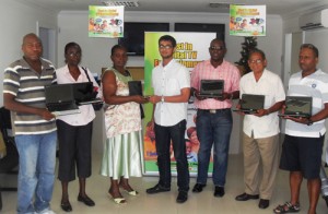 Manager Maurice Robello Jr (centre) handing over the Dell Mini Laptops to the winning customers