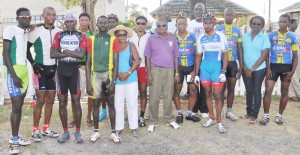 Vincent Alexander (5th right) pose with the recipients of prizes and other GCF officials yesterday at the National Park.