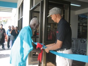 Cutting the ribbon to open the Supermarket.