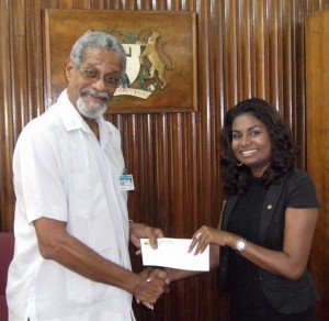 Vice Chancellor, Lawrence Carrington, receives the donation from Ansa McAl PRO, Darshanie Yussuf
