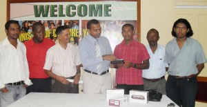  Irshad Mohamed (3rd right) receives the clocks from Mr. Anthony in the presence of other chess players preparing for the FIDE rated tournament 
