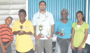 Moen Gafoor (centre) poses with Yvonne Murray (2nd right) and R O Michael (2nd left). Vigilance’s off springs Shanygne (extreme right) and Tyrese.
