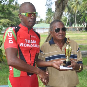 Hassan Mohamed hands over the winning trophy and incentive to Warren Mc Kay.