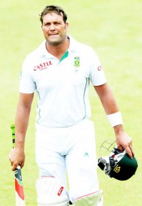 Jacques Kallis leaves the outfield in Durban with a century to his name in his final Test. (Getty Images)