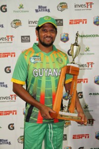 Ramnaresh Sarwan with his man-of-the-match trophy Friday. (WICB)