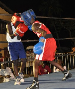  Leon Moore (right) uses a stiff right jab to ward off Kevon Mullings’ attack before taking the bout. 
