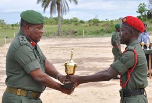 Chief of Staff, Brigadier Mark Phillips presents the Best Graduating Student trophy to Private Noel De Jonge.