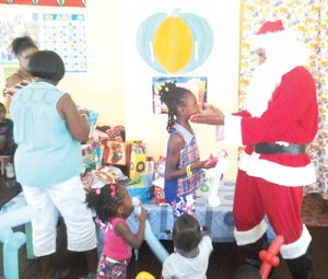 Santa Claus distributing gifts at the Beterverwagting Daycare Centre