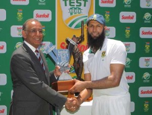 Hashim Amla receives the trophy from Haroon Lorgat. (Photo by Carl Fourie/Gallo Images) 