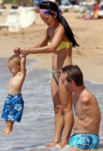  Nick Vujicic watches as wife Kanea helps baby son Kiyoshi walk along the beach in Maui, Hawaii (dailymail.co.uk)