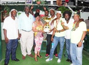 GDA President Faye Joseph (3rd left) presents the trophy to Tony Smith in the presence of other members of the victorious Mix Up team.