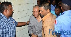  Ex-Mauritius PM Navinchandra Ramgoolam (centre) being taken into custody yesterday (L’Express photo)