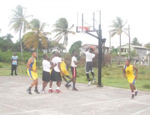 Action in the game between Smtyhfield Rockers (yellow) and Hopetown Stealers.