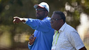 Curtly Ambrose (left) talks to chief selector Clive Lloyd during a training session © AFP