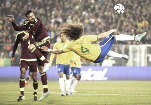 Brazil’s David Luiz kicks the ball next to Venezuela’s Andres Tunez during their first round Copa America 2015 soccer match at Estadio Monumental David Arellano in Santiago, Chile, June 21, 2015.  (Reuters/Ivan Alvarado)