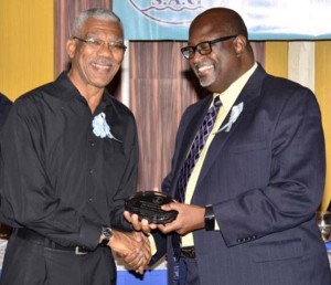 His Excellency David Granger presenting Mr. Stephen Fraser with an award from the Shipping Association of Guyana, for his contribution to the Maritime Industry.