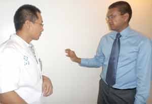 Dr Shilindra Rajkumar (right) in discussion with a Chinese Surgeon, Dr Ho.