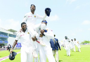  Kumar Sangakkara is carried on a lap of honour, Sri Lanka v India, 1st Test, Galle, 4th day, August 15, 2015 ©AFP