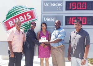  Clive Canterbury receives the sponsorship cheque from Rubis Guyana’s Retail Accounts Executive Rhonda Johnson. Sharing the moment (from left) are: GFSCA Vice-president Jailall Deodass, Sharon Mohan of Rubis Vlissengen Road outlet and GFSCA member, Surendra Nauth.