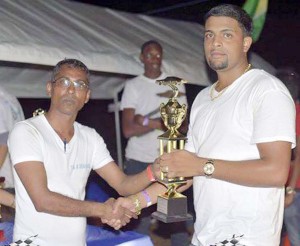 Winner of the 10 seconds category Nasrudeen Mohamed (right) receives the winning trophy from a sponsor’s representative on Sunday.