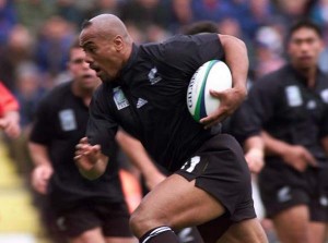 New Zealand’s Jonah Lomu tucks the ball under his arm as he sprints for the line to score the All Black’s first try against Tonga during their Rugby World Cup Group B match at Ashton Gate in Bristol October 3. (Reuters/File)