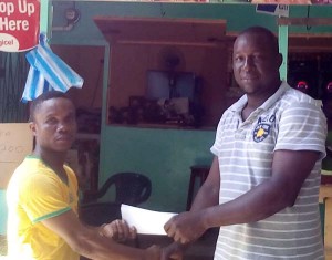 Orlan Rogers (left) collects the sponsorship from Junior Stephens of ‘Fresh from The West’ business establishment.
