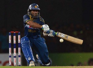 Tillakaratne Dilshan plays a switch-hit during his knock of 52, Sri Lanka v West Indies, 2nd T20I, Colombo, November 11, 2015 ©AFP