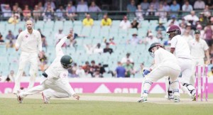 Australian fielder Usman Kawaja (2nd L) misses a catch off West Indies batsman Kraigg Braithwaite (R) during their third cricket test at the SCG in Sydney, January 3, 2016. (Reuters/Jason Reed)