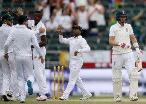 South Africa cricket team celebrates the dismissal of England’s Joe Root (R) who was caught out by Dane Vilas during the third cricket test match in Johannesburg, South Africa, January 16, 2016. (Reuters/Siphiwe Sibeko)