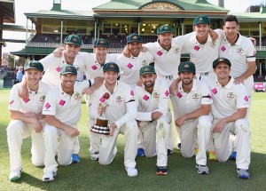 The victorious Australia side pose with the Frank Worrell Trophy, Australia v West Indies, 3rd Test, Sydney, 5th day, January 7, 2016 © Getty Images