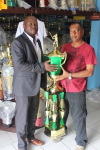 Manager of Trophy Stall, Ramesh Sunich (right) hands over the President’s Trophy to James Bond of 007 Promotions. 