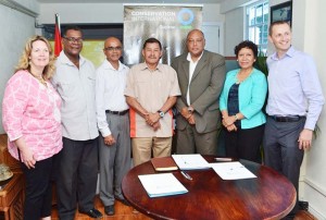 Minister of Indigenous Peoples’ Affairs, and Vice President, Sydney Allicock and Minister in the Ministry Valerie Garrido-Lowe, Minister of Natural Resources, Raphael Trotman, Head of Conservation International, David Singh and GGDMA’s Chairman Patrick Harding at the signing of the MOU 