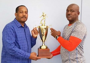 EBFA President Franklin Wilson (right) receives the Lien trophy from Ralph Green recently in New York.