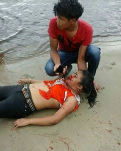 A rescuer tries to resuscitate Romascindo after pulling her from the river. 