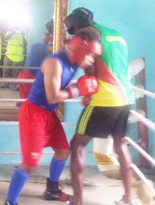 Jason Phillips (L) and Dennis King battle atr close range in preparation for thgeir respective bouts this month end. 