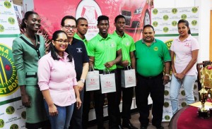West Indies U19 World Cup Winners Tevin Imlach (Fourth from left), Keemo Paul and Shimron Hetmyer display their token with officials of GCB and Hand-in-Hand.