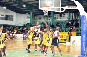 VINTAGE! Former national point guard, Darcel Harris throws it back with this Showtime lay-up that breached the defence of four Guardians Saturday night.