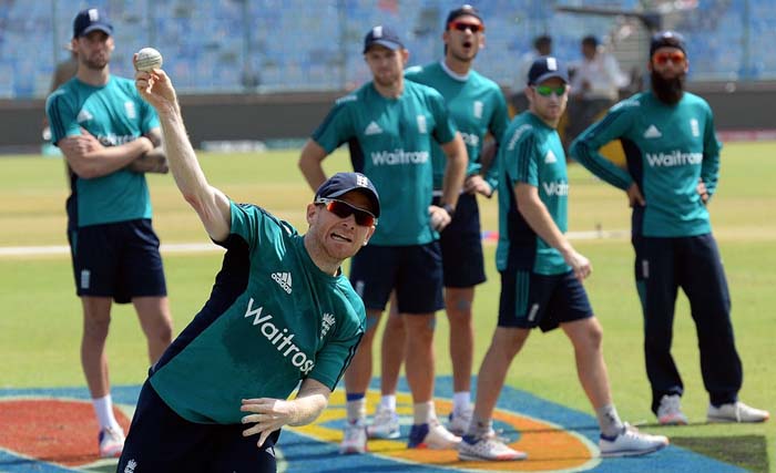 Eoin Morgan takes part in a fielding drill, watched by his team-mates, Delhi, March 29, 2016 ©AFP