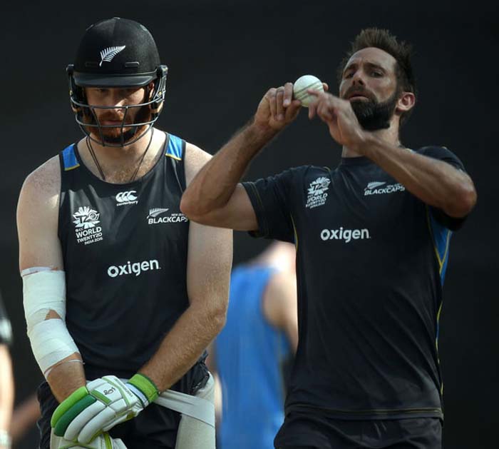 Martin Guptill keeps an eye on Grant Elliott’s front foot during a nets session, Delhi, March 29, 2016 ©AFP