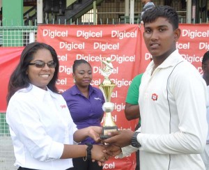 Man-of-the-match Bhaskar Yadram collects his prize from Digicel’s Vidya Sanichara. 
