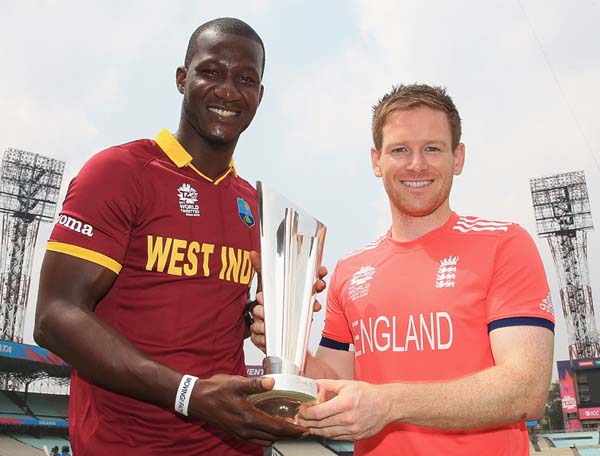 Darren Sammy and Eoin Morgan with the World T20 trophy, Kolkata, April 2, 2016 ©Getty Images/ICC