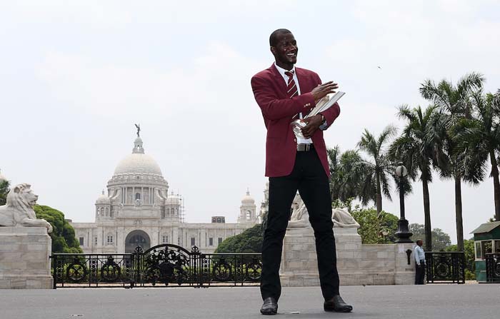 Darren Sammy has some fun during the captains’ photocall, Kolkata, April 4, 2016 ©IDI/Getty Images