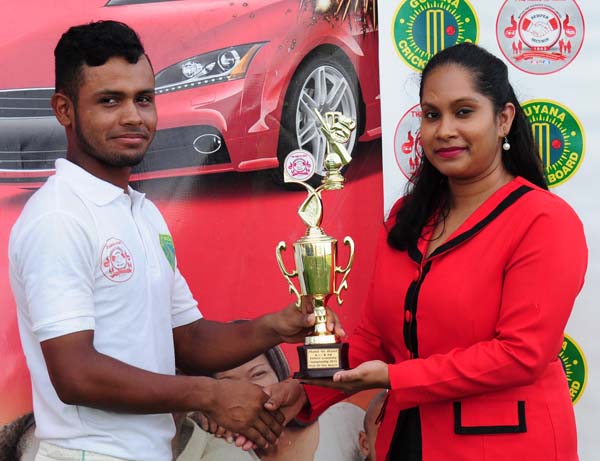 Man-of-the-match Ronaldo Renee accepts his prize form Hand-in-Hand representative Andrea Khan. 