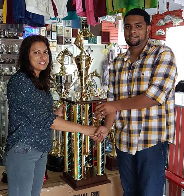 Mrs Devi Sunich of the Trophy Stall presents one of the trophies to Nazrudeen ‘Jumbo Jet’ Mohammed Jr.